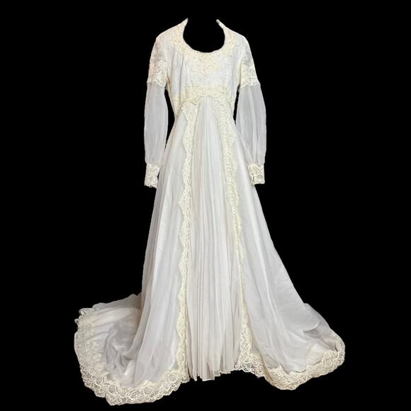Vintage Victorian Style Wedding Gown Ivory Lace Open Back Dress Sheer Sleeves 6 - Picture 1 of 16